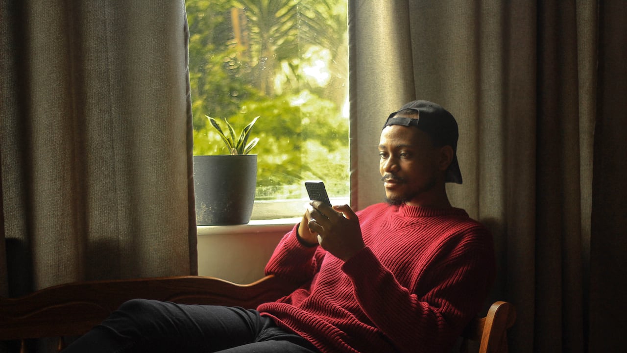 Nuevo estudio advierte sobre las peligrosas bacterias que viven en los teléfonos celulares