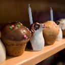 Mohnton (Estados Unidos): golosinas de cumpleaños y candelabros de cerámica para perros para el cumpleaños de su mascota. Godfrey's en la Ruta 625 vende mucha parafernalia para perros. 200601660 27 de julio de 2006 Foto de Jeremy Drey (Foto de Jeremy Drey/MediaNews Group/Reading Eagle vía Getty Images)