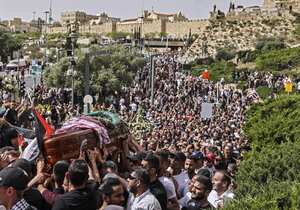 Los dolientes palestinos llevan el ataúd de la periodista de Al-Jazeera asesinada Shireen Abu Akleh desde una iglesia hacia el cementerio, durante su cortejo fúnebre en Jerusalén, el 13 de mayo de 2022. -Abu Akleh, quien fue asesinado a tiros el 11 de mayo de 2022 mientras cubría un incursión en la Cisjordania ocupada por Israel, fue una de las figuras más destacadas de los medios árabes y fue ampliamente aclamada por su valentía y profesionalismo. (Foto de RONALDO SCHEMIDT / AFP)