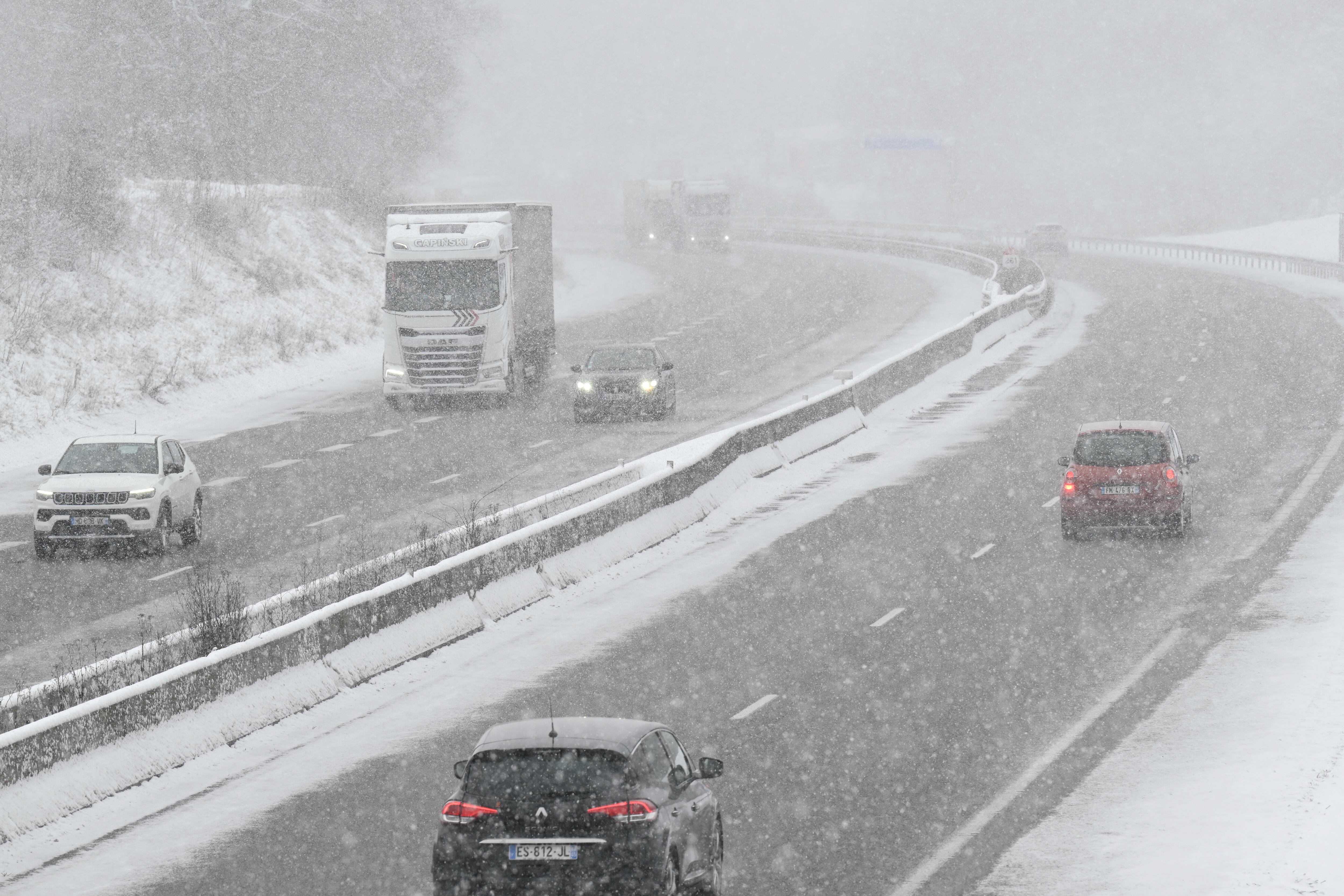 Vehículos circulan por la autopista A4 durante una nevada en Haudiomont, noreste de Francia, el 7 de enero de 2026.
