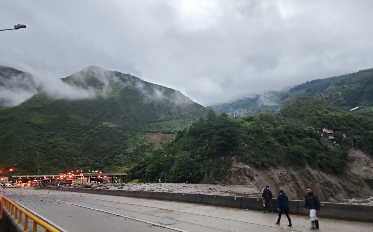 Vía al Llano permanece cerrada tras la emergencia en Quetame, en Cundinamarca.