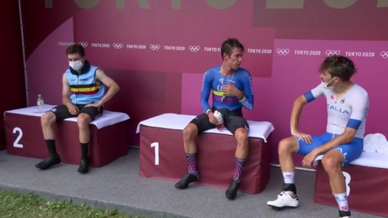 Rigoberto Uran de Colombia compite durante la contrarreloj individual de ciclismo masculino en los Juegos Olímpicos de Verano de 2020, el miércoles 28 de julio de 2021, en Oyama, Japón. (Foto AP / Christophe Ena)