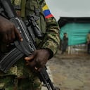 A FARC-EP dissident stands guard during a meeting with local communities in San Vicente del Caguan, Caqueta department, Colombia, on April 16, 2023. - An armed dissident group of Colombia's disbanded FARC guerrillas said Sunday it was "ready" to start peace talks with the government from May 16. "We are announcing to the world that our delegates to the dialogue table with the Colombian government... are ready for May 16," the EMC dissident grouping, which rejected a 2016 peace deal that disarmed the FARC, said through a spokesperson. (Photo by JOAQUIN SARMIENTO / AFP)