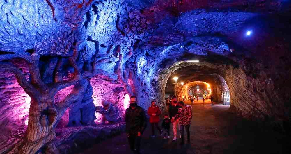 La Catedral de Sal de Zipaquirá es uno de los sitios icónicos para visitar en Semana Santa. 