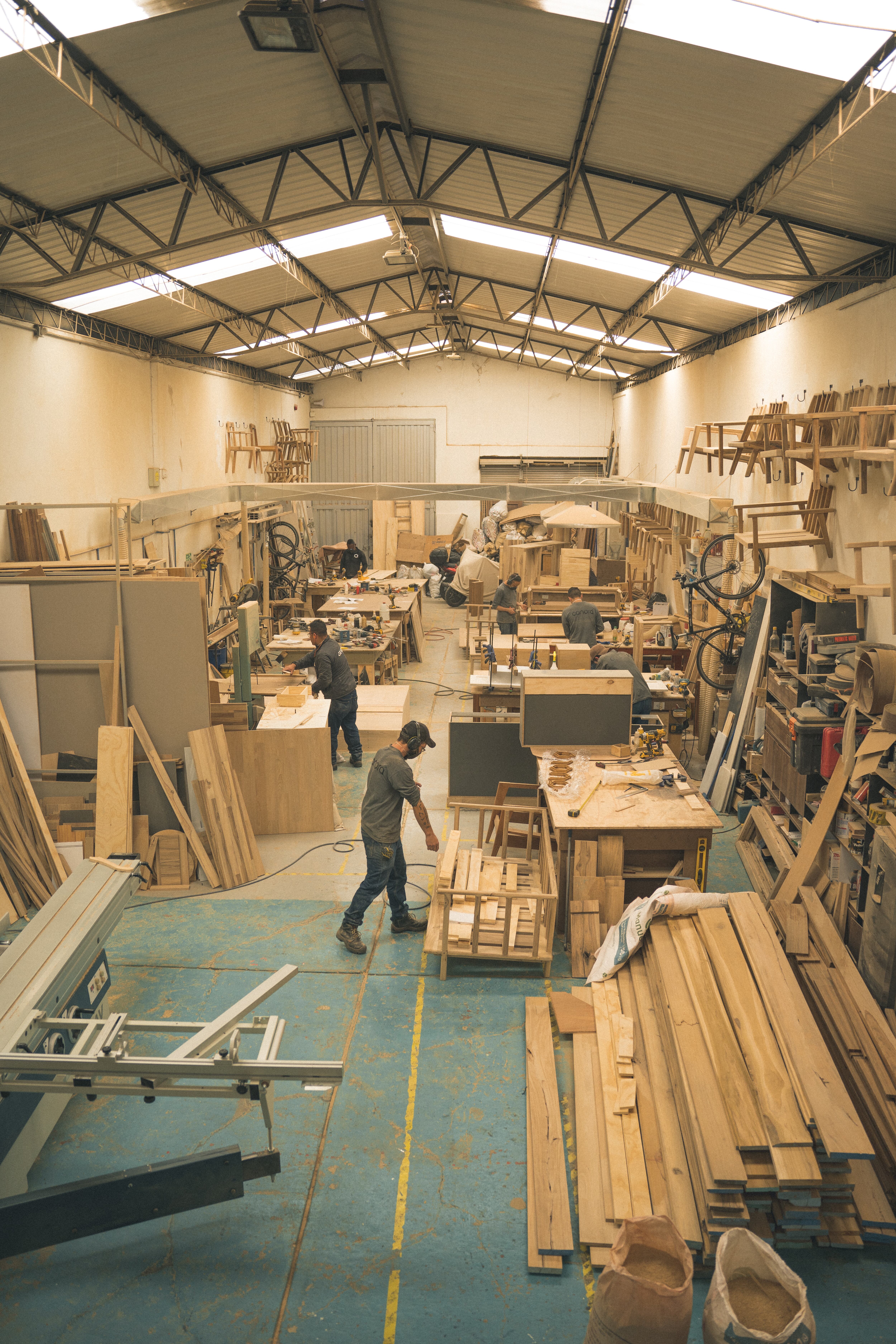 Este emprendimiento usa  que la cera de abejas y los aceites naturales para proteger y darle una textura suave a los muebles.