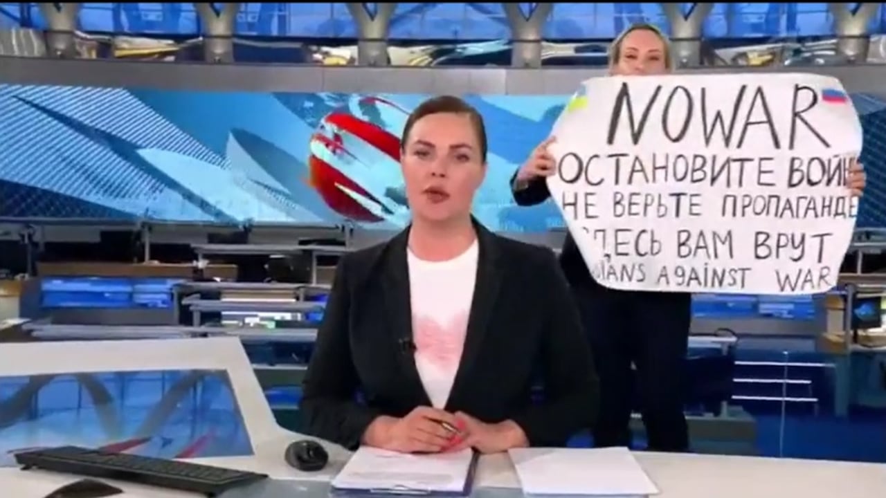 Presentadora rusa interrumpe noticiero para protestar contra ocupación en Ucrania.