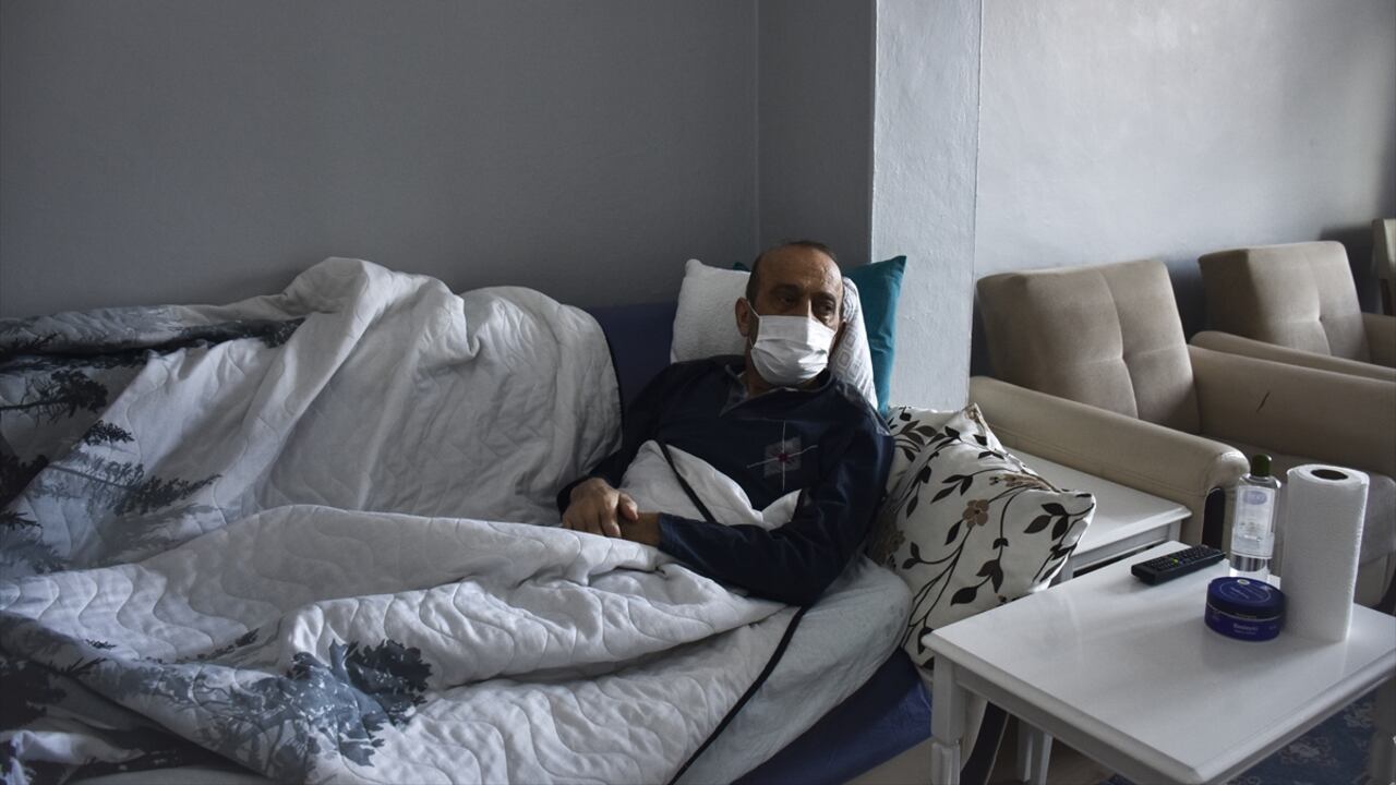 Muzaffer Kayasan, ciudadano turco, saludando a su nieta