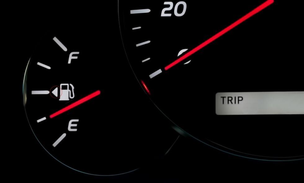 Algunos autos tienen un pequeño triángulo al lado del símbolo de gasolina en el tablero, pero ¿qué significa?