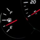 Algunos autos tienen un pequeño triángulo al lado del símbolo de gasolina en el tablero, pero ¿qué significa?