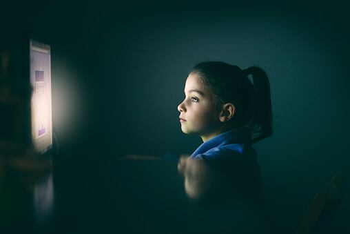 Niña frente al computador