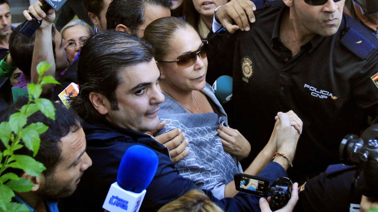 La policía custodia a la cantante española Isabel Pantoja, a su entrada a una corte en Marbella, España, 14 de octubre, 2010.