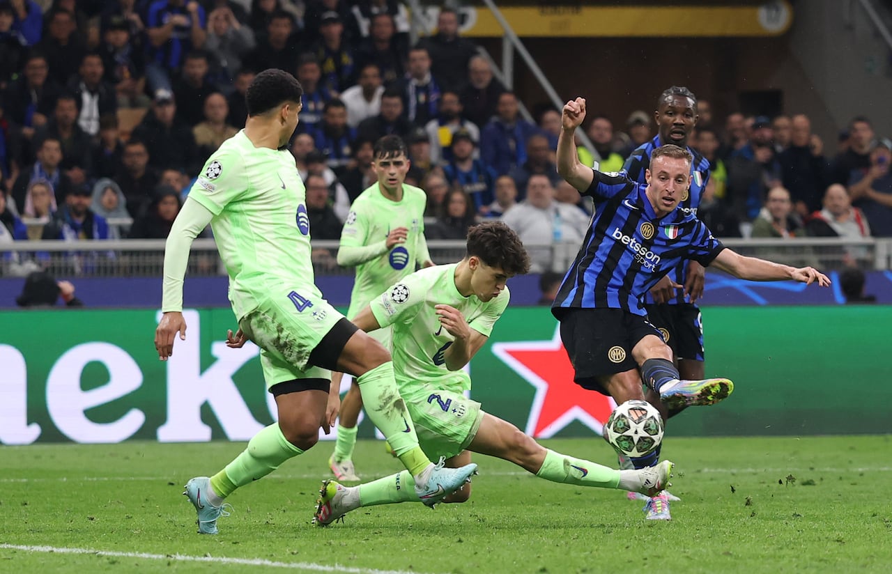 Ronald Araujo (4) en el partido de Barcelona contra Inter.
