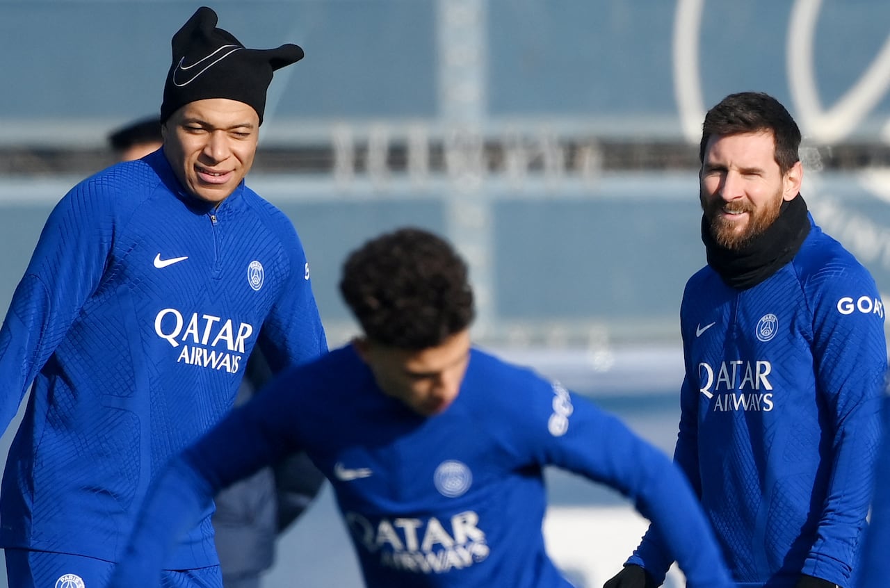 Paris Saint-Germain's French forward Kylian Mbappe (L) and Paris Saint-Germain's Argentine forward Lionel Messi take part in a training session in Saint-Germain-en-Laye, west of Paris on February 13, 2023, on the eve of the UEFA Champions League round of Last 16 First leg football match against FC Bayern Munich. (Photo by FRANCK FIFE / AFP)