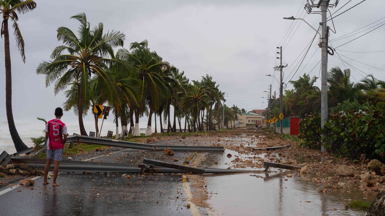 Los habitantes de la isla de Providencia se mantienen incomunicados aunque, de acuerdo con el presidente Iván Duque, en una breve comunicación que tuvo con el alcalde de la isla, Jorge Norberto Gari Hooker, el porcentaje de afectación de la infraestructura es de cerca del 98% con un reporte de una persona fallecida.