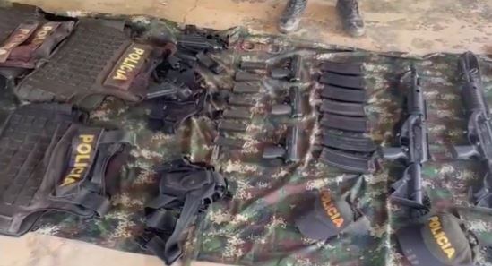 Los sujetos mostraron los armamentos de guerra que serían de los policías asesinados.