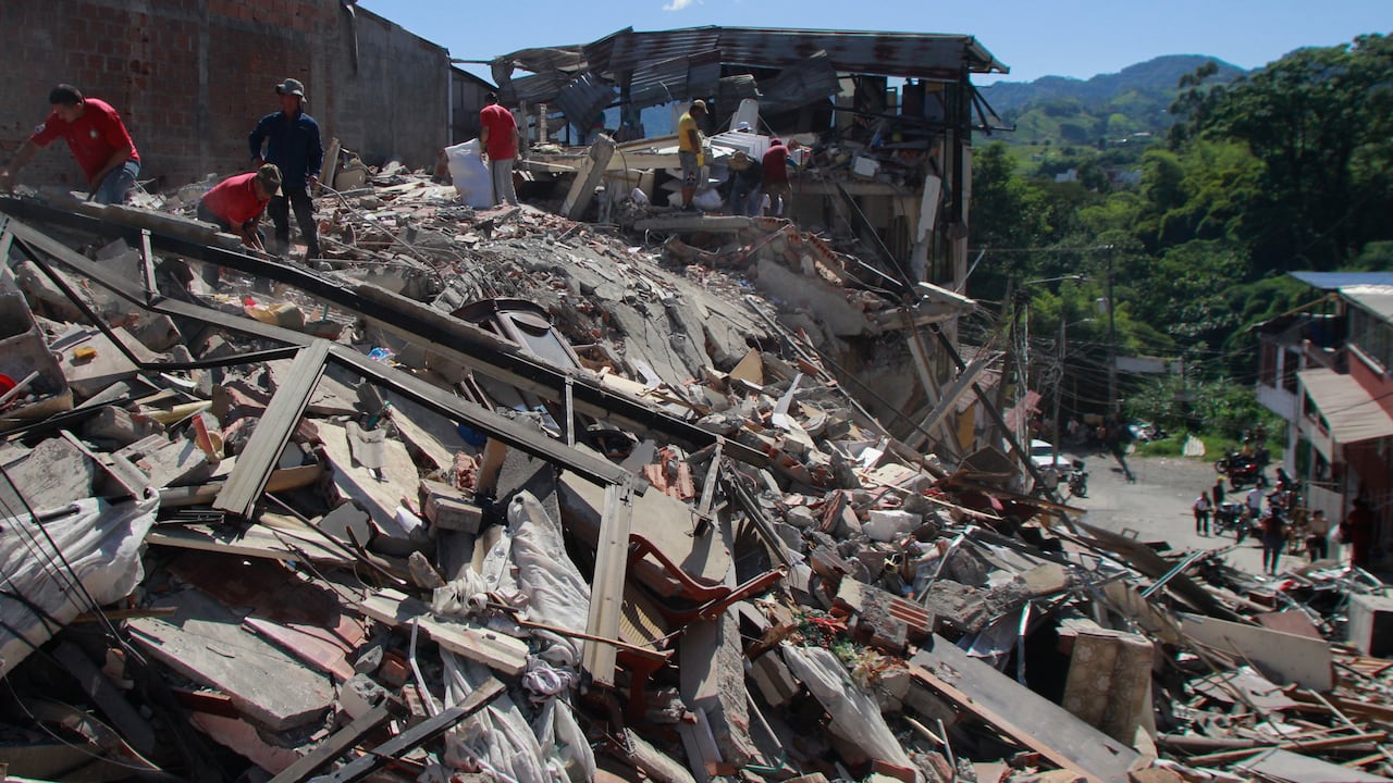 Los residentes buscan entre los escombros después de que un terremoto azotara Pereira, Colombia, el lunes 10 de agosto de 2026.