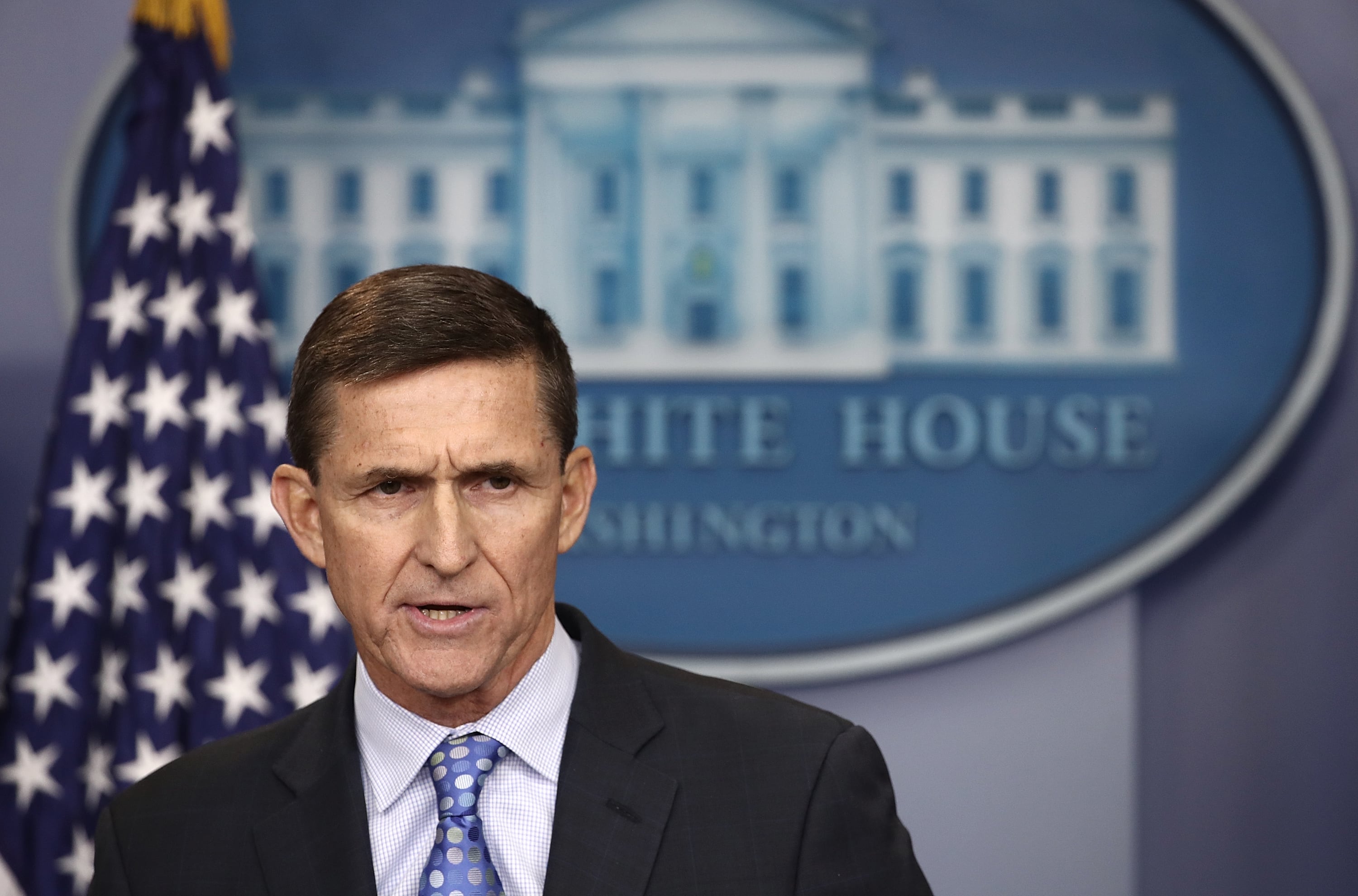 El asesor de Seguridad Nacional, Michael Flynn, responde preguntas en la sala de prensa de la Casa Blanca el 1 de febrero de 2017 en Washington, D.C. Flynn afirmó que la Casa Blanca está "notificando oficialmente a Irán" por una reciente prueba de misiles y su apoyo a los rebeldes hutíes en Yemen.
