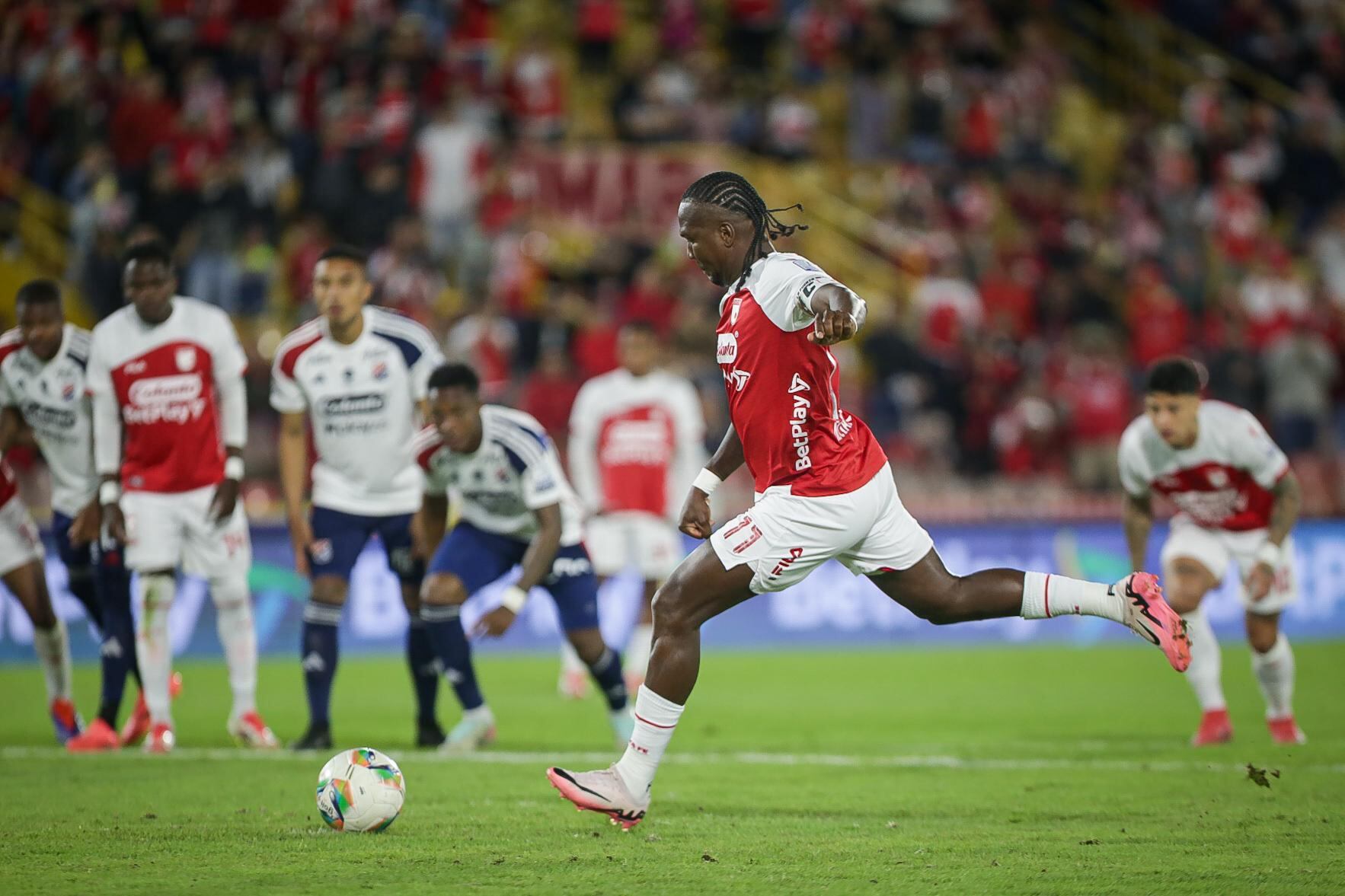 Rodallega descontó pero a Santa Fe no le alcanzó. Dura derrota ante DIM en Bogotá.