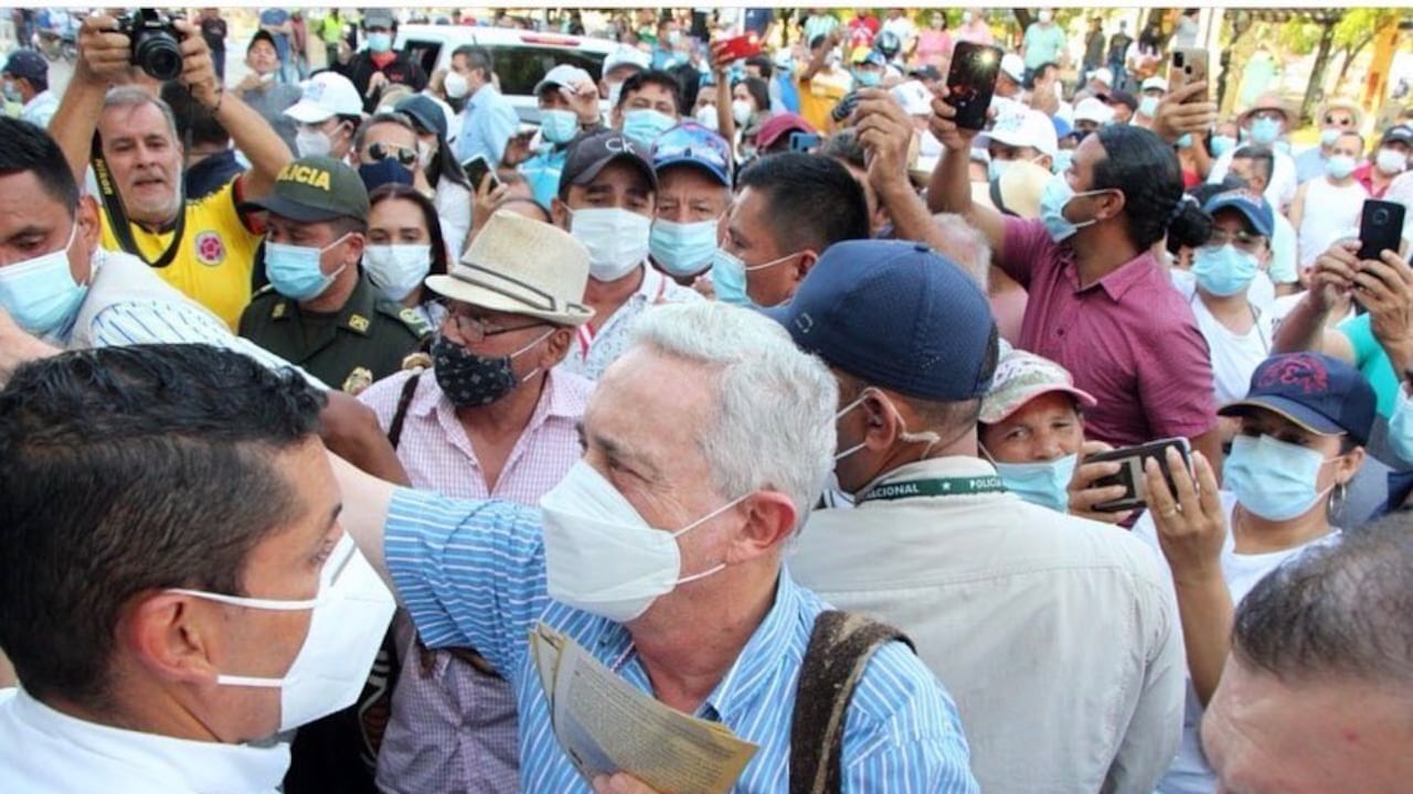 Álvaro Uribe en una de sus más recientes giras por el país