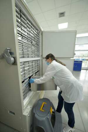 Este es el ultracongelador que la UIS puso a disposición de la Secretaría de Salud departamental para almacenar las vacunas. Foto: Cortesía UIS