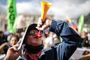 Los partidarios se manifiestan a favor de las reformas propuestas por el presidente colombiano Gustavo Petro, en Bogotá, Colombia, el jueves 20 de julio de 2023. El gobierno de Petro busca reformar los sistemas de salud y pensiones de la nación, y sus leyes laborales. (Foto AP/Iván Valencia)