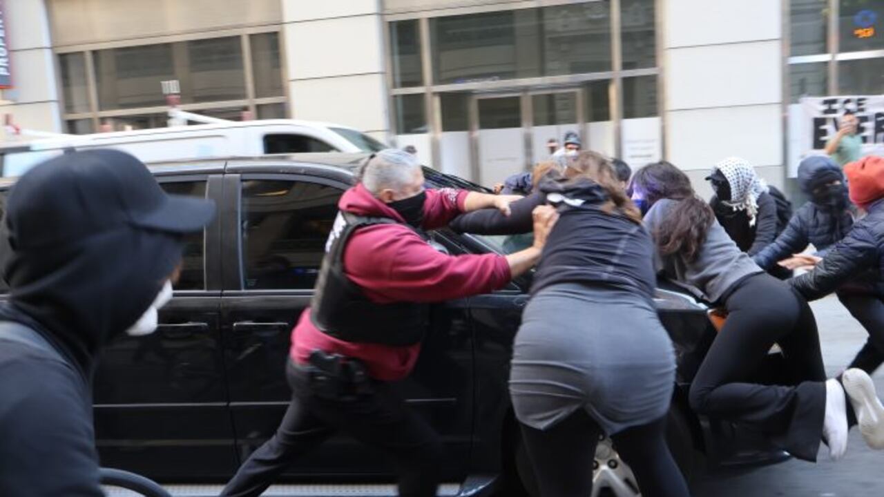 Los agentes del ICE se enfrentaron con un grupo de manifestantes en San Francisco.