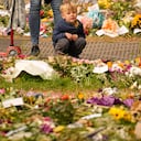 Gente deja ofrendas florales a la reina Isabel II al día siguiente de su funeral en el Green Park de Londres, martes 20 de setiembre de 2022. (AP Foto/Vadim Ghirda)