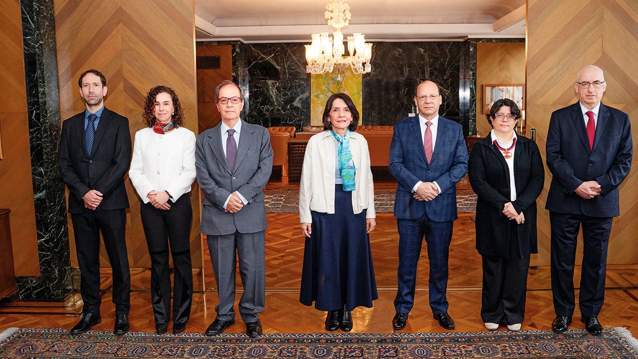 La Junta Directiva del Banco de la República enfrenta presiones por la inflación, el déficit fiscal y el debate sobre el salario mínimo, factores que marcarán sus decisiones sobre tasas de interés.