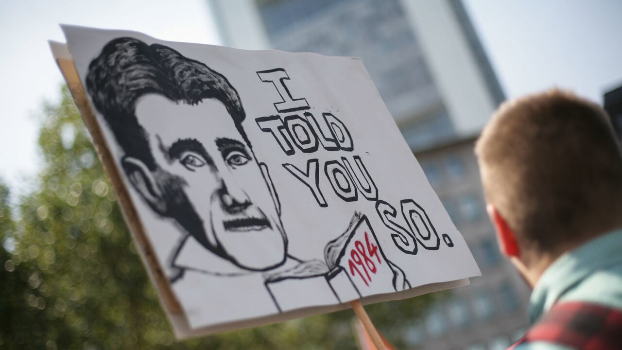 La imagen de Orwell advirtiendo "Se los dije" es de una protesta en 2013, en Frankfurt, Alemania, pero resuena hoy poderosamente. Foto: David von Blohn/NurPhoto (Photo by NurPhoto/Corbis via Getty Images).