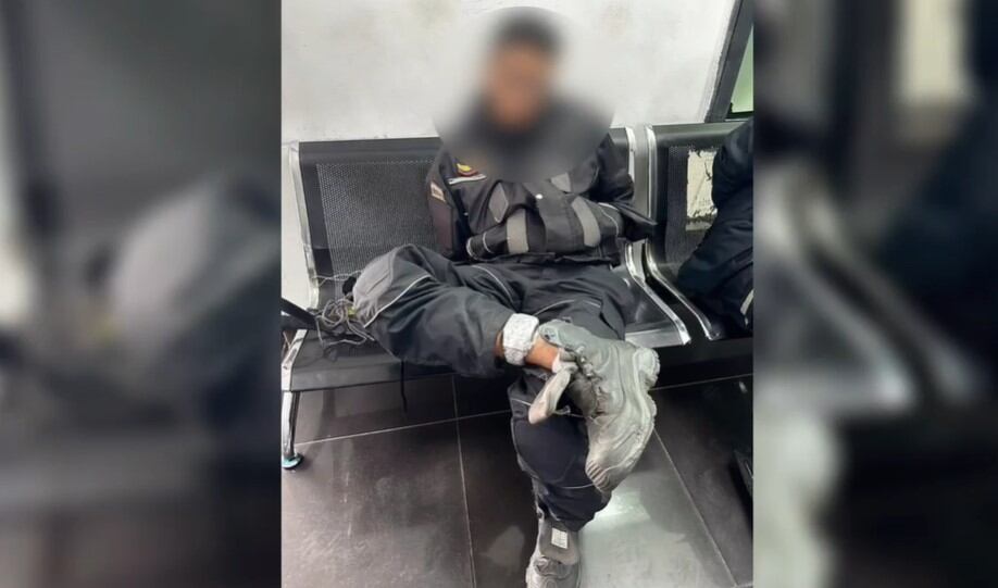 Delincuente con el brazalete electrónico, envuelto en papel aluminio, fue capturado en Bogotá. Estaba disfrazado de escolta.