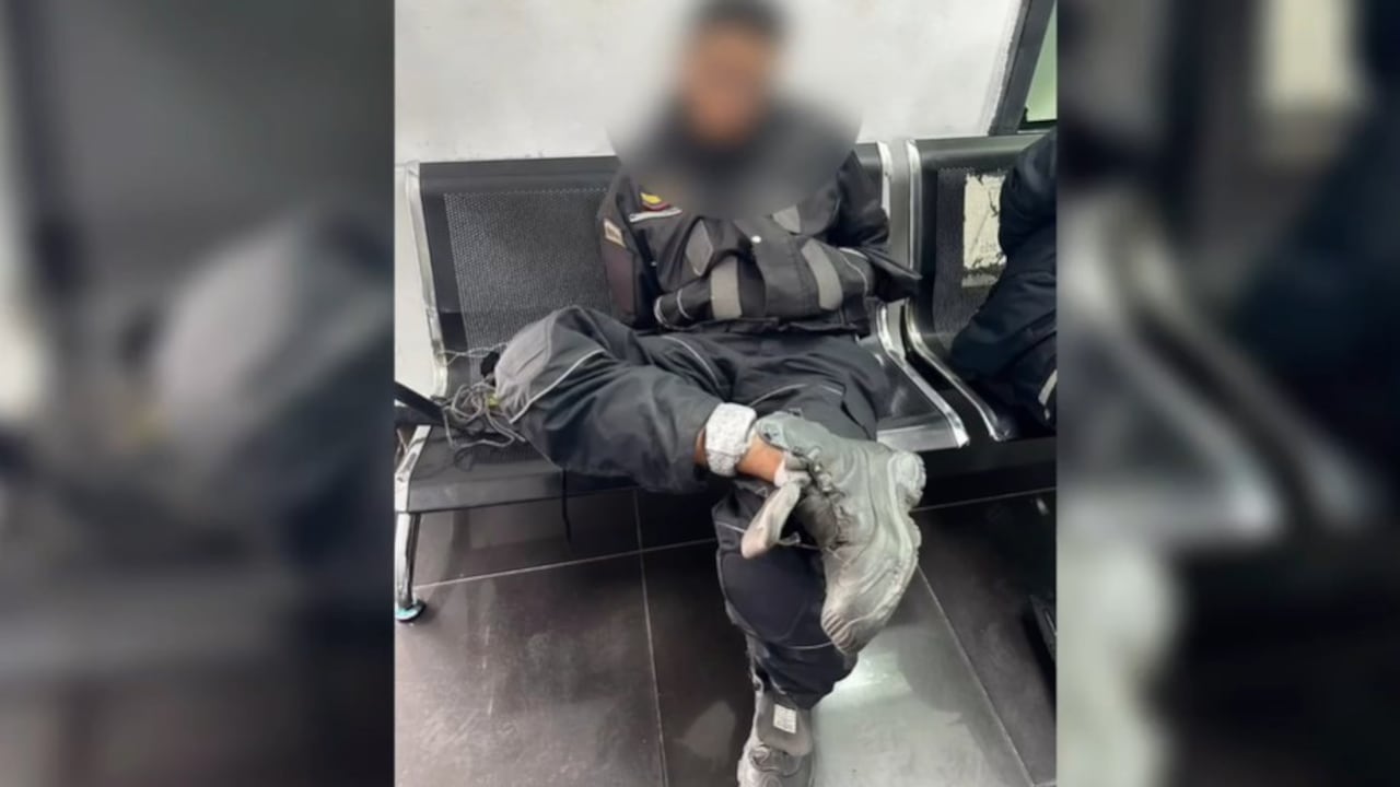 Delincuente con el brazalete electrónico, envuelto en papel aluminio, fue capturado en Bogotá. Estaba disfrazado de escolta.