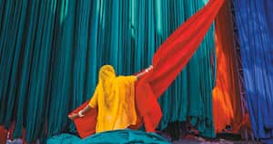 Una fábrica de saris. Esta prenda es la segunda piel de la mujer: de colores vivos y simbólicos, rodea el cuerpo con nudos y no con costuras.