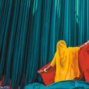 Una fábrica de saris. Esta prenda es la segunda piel de la mujer: de colores vivos y simbólicos, rodea el cuerpo con nudos y no con costuras.