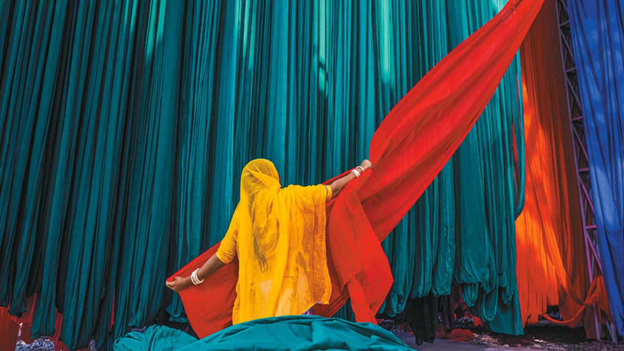 Una fábrica de saris. Esta prenda es la segunda piel de la mujer: de colores vivos y simbólicos, rodea el cuerpo con nudos y no con costuras.