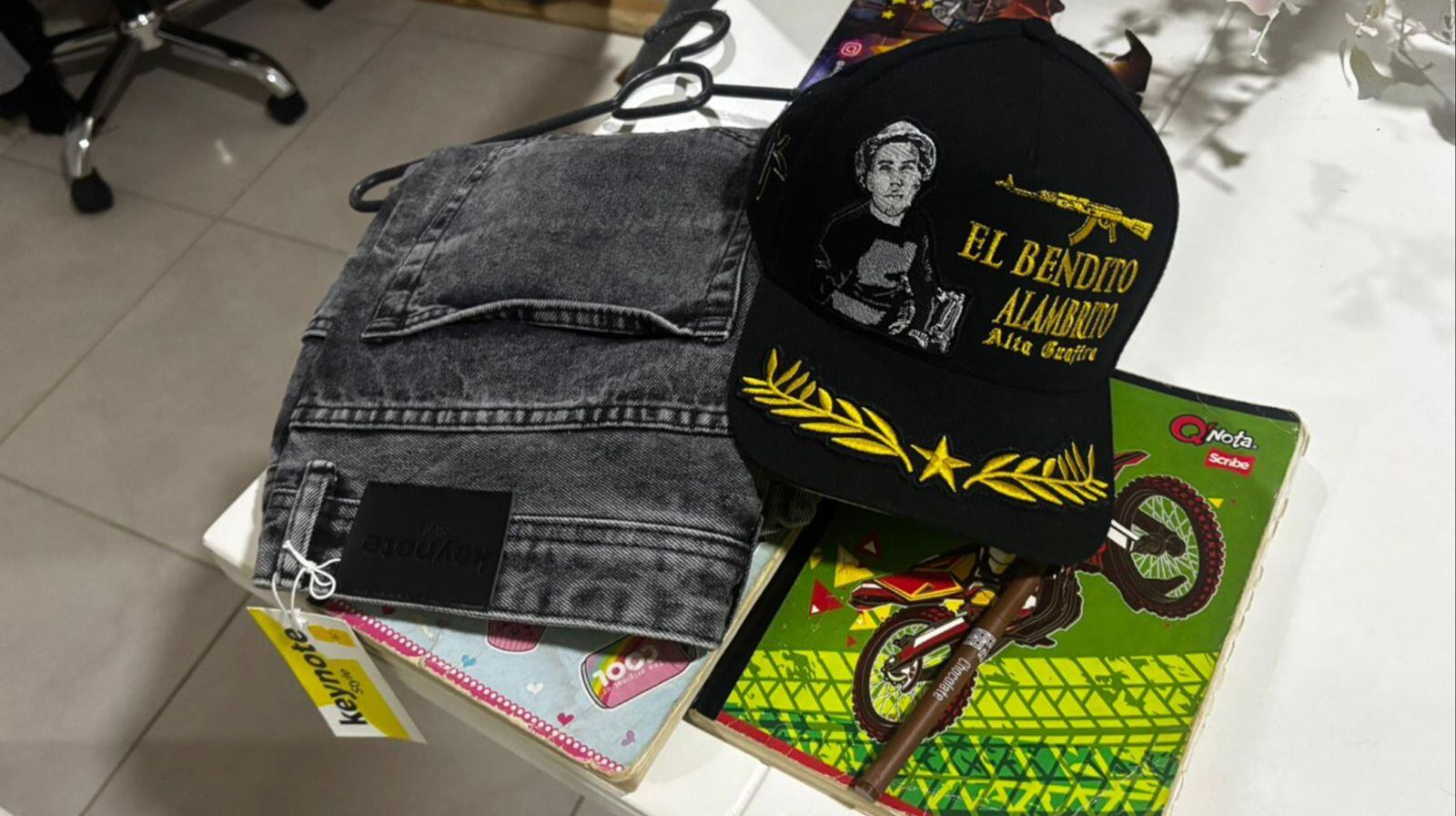 Pertenencias incautadas tras la captura de alias Alambrito.