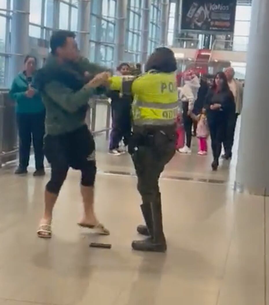 El viajero golpeó a un agente de la Policía en el Aeropuerto El Dorado, de Bogotá.
