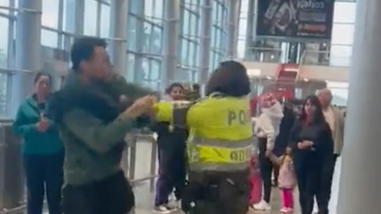 El viajero golpeó a un agente de la Policía en el Aeropuerto El Dorado, de Bogotá.
