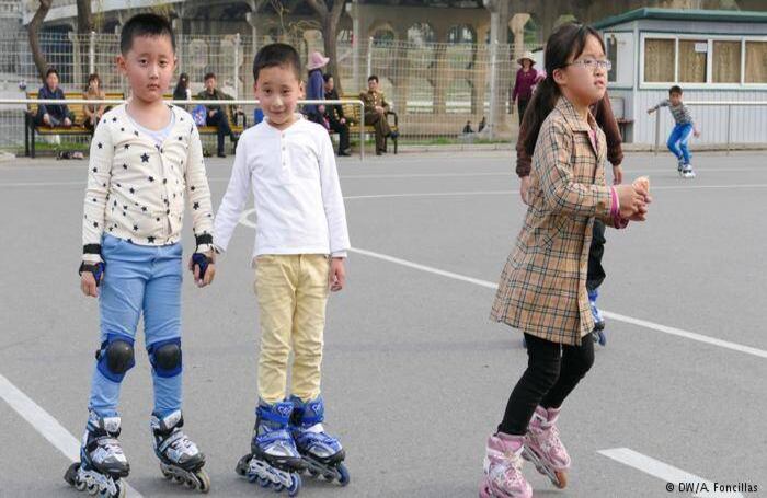 Los clichés frecuentes en la prensa occidental cuando se habla de Corea del Norte nos hacen olvidar que la población, más allá de una devoción sectaria por sus líderes, no se diferencia de la de otras latitudes. En la semana de festejos por el Día del Sol son habituales los niños en parques y practicando deporte. Foto: DW