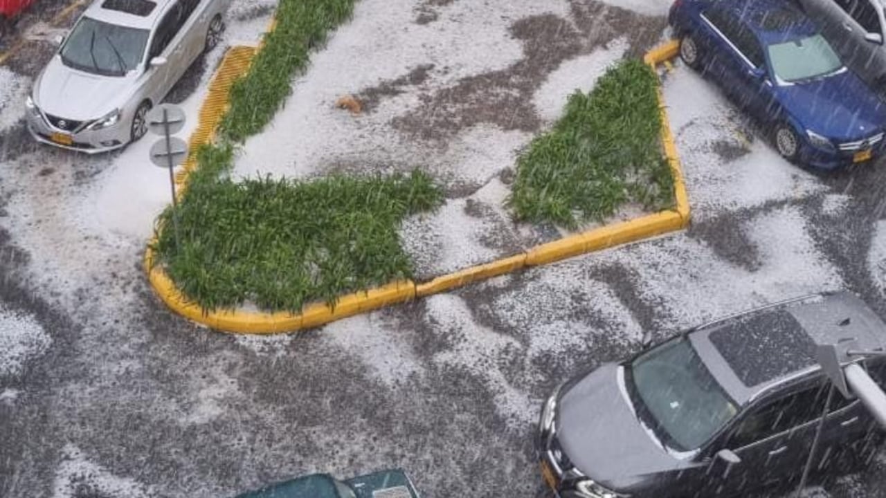 Se reportan fuertes lluvias con granizo en Bogotá.