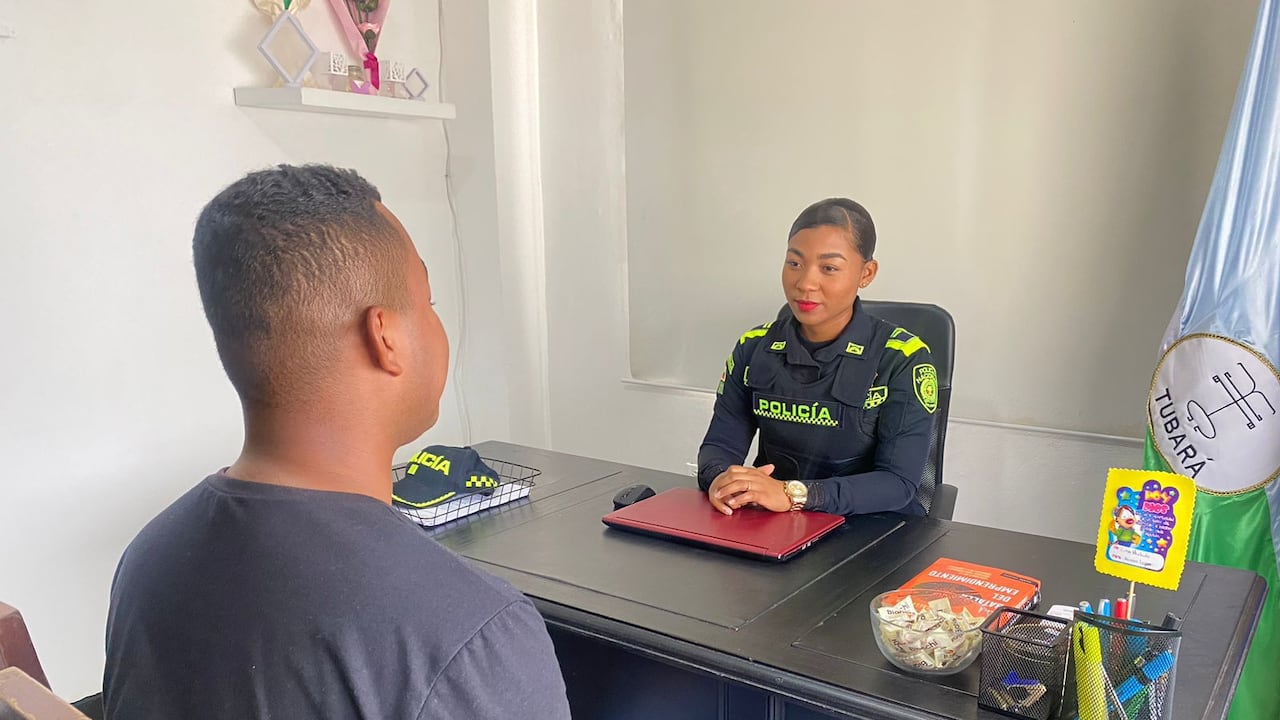 La capitán Aurora López atendiendo a la comunidad.