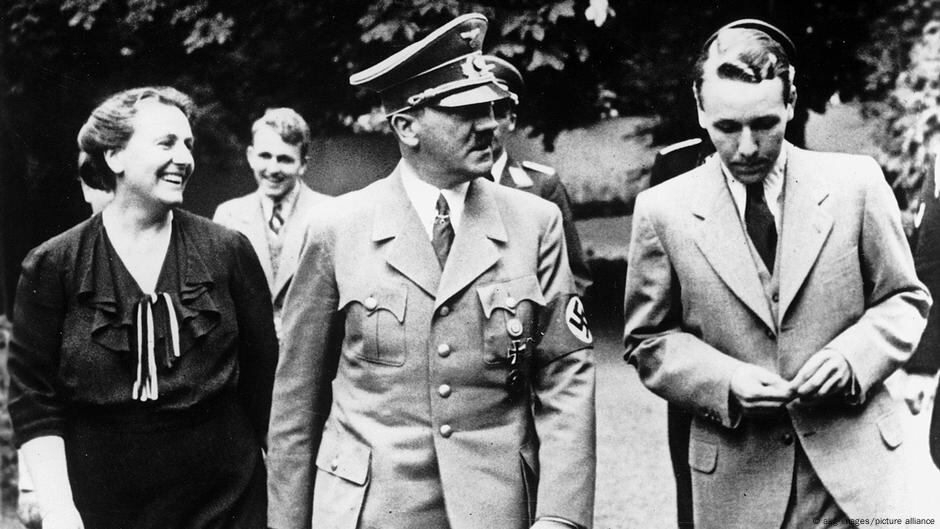 El dictador Adolf Hitler admiraba profundamente al compositor Richard Wagner. En la imagen, Winifred Wagner, nuera del compositor alemán, con su hijo Wieland y Adolf Hitler en la casa de los Wagner en Bayreuth en 1938.