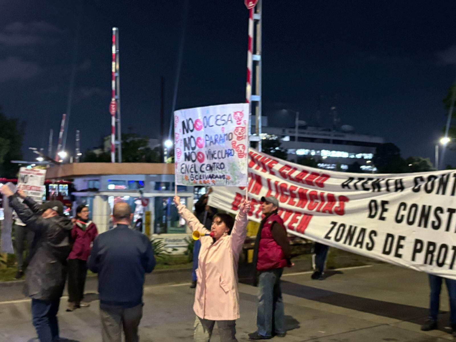 Ciudadanos realizan bloqueos en la noche del 6 de octubre de 2025.