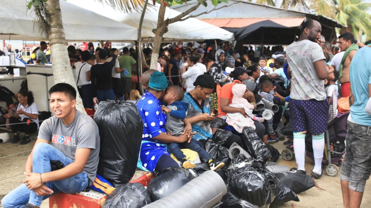 Migrantes varados en Necoclí, Antioquia.
