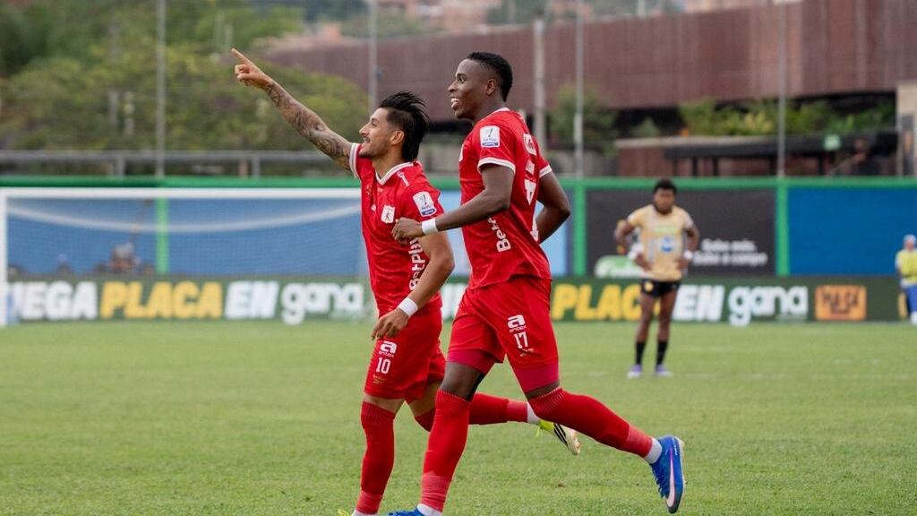 Yeison Guzmán (izq.) tras marcar el gol del triunfo del América de Cali contra Águilas Doradas por la fecha 12 de la Liga Colombiana.