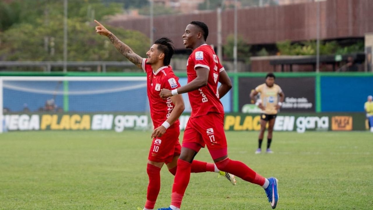 Yeison Guzmán (izq.) tras marcar el gol del triunfo del América de Cali contra Águilas Doradas por la fecha 12 de la Liga Colombiana.
