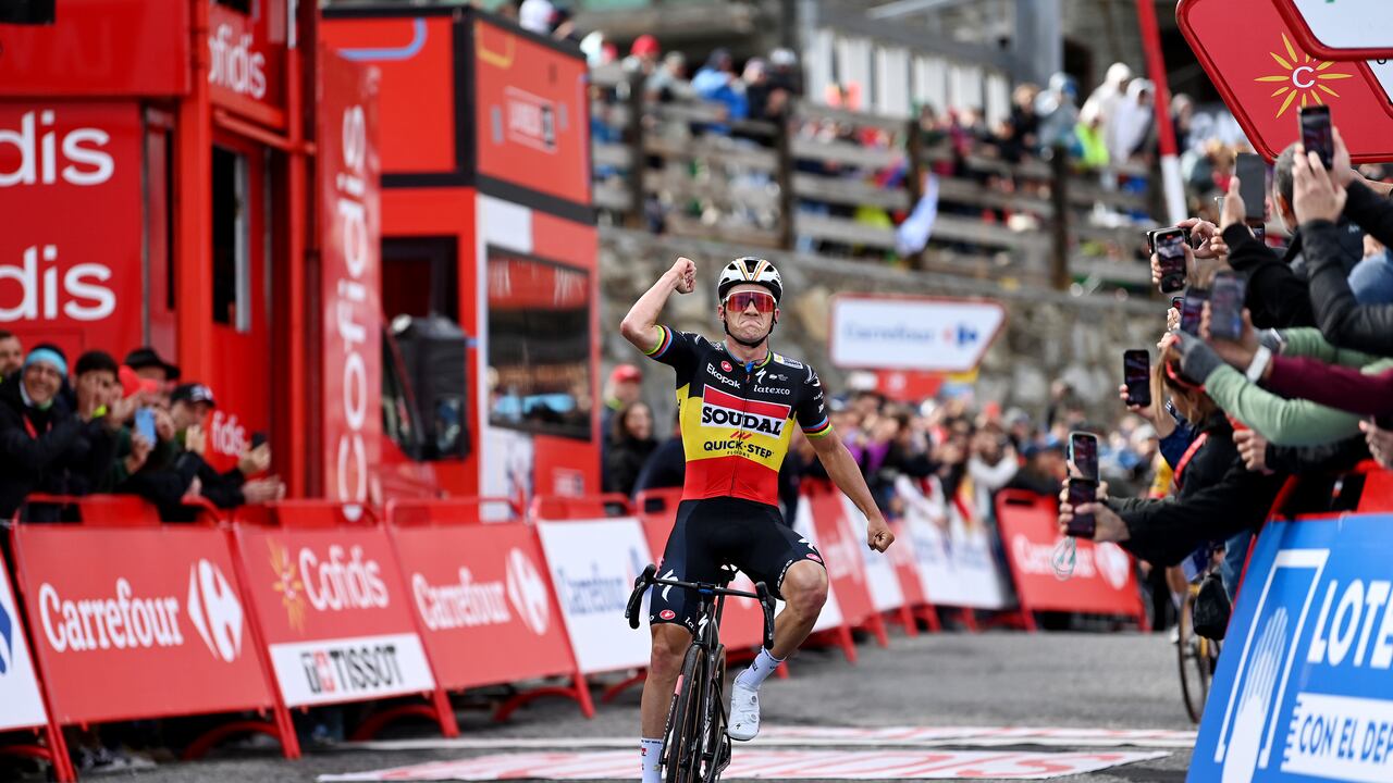 Remco Evenepoel celebrando su triunfo en la Vuelta a España 2023.