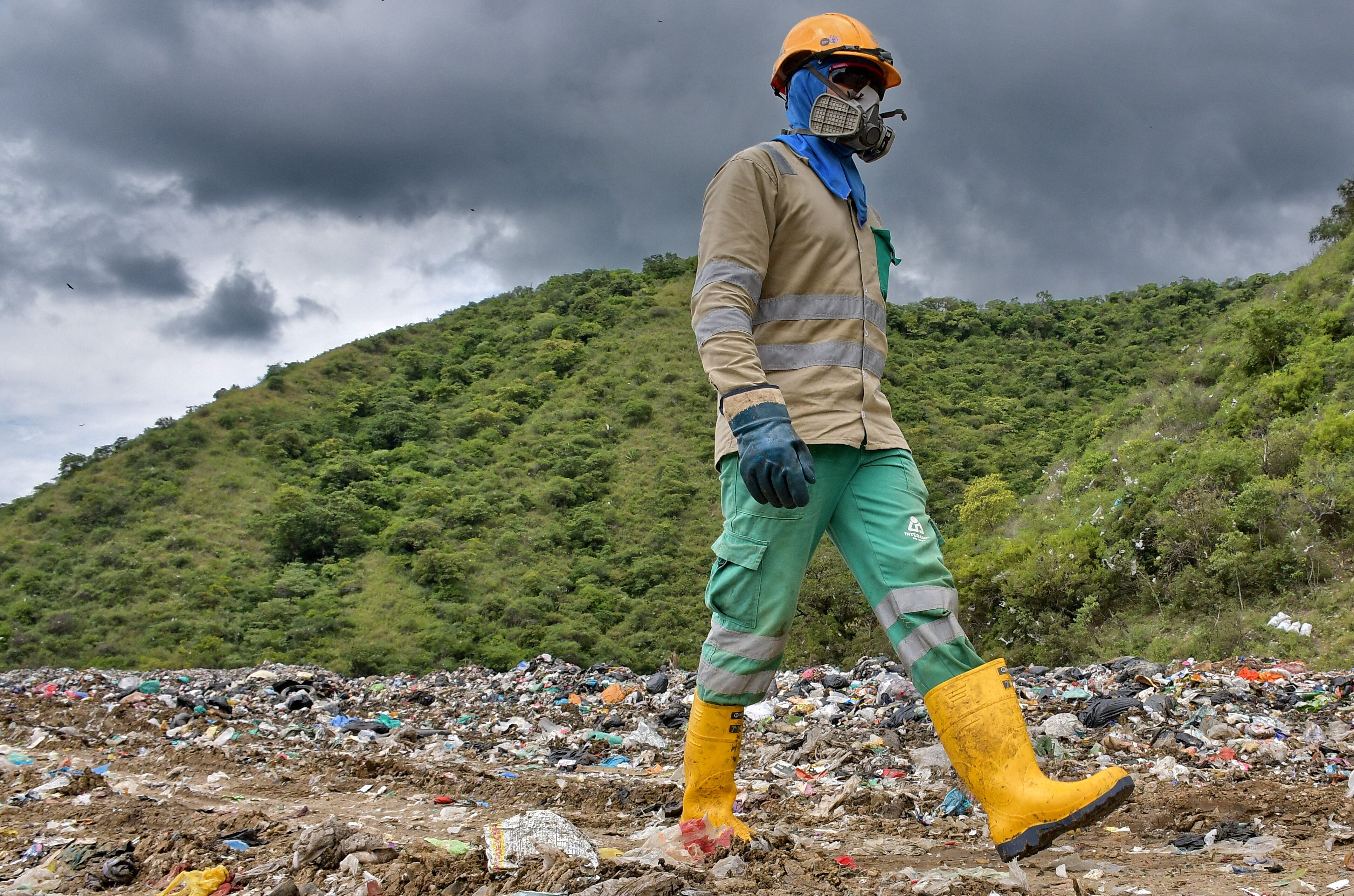 el relleno sanitario de Yotoco, lugar donde se disponen las basuras de Cali
En este lugar se disponen los residuos domiciliarios de Cali, Calima-El Darién, Florida, Candelaria, Yumbo, Restrepo, Jamundí, La Cumbre, Dagua y Yotoco (Valle), así como de Villarrica, Caloto, Guachené y Padilla (Cauca).
