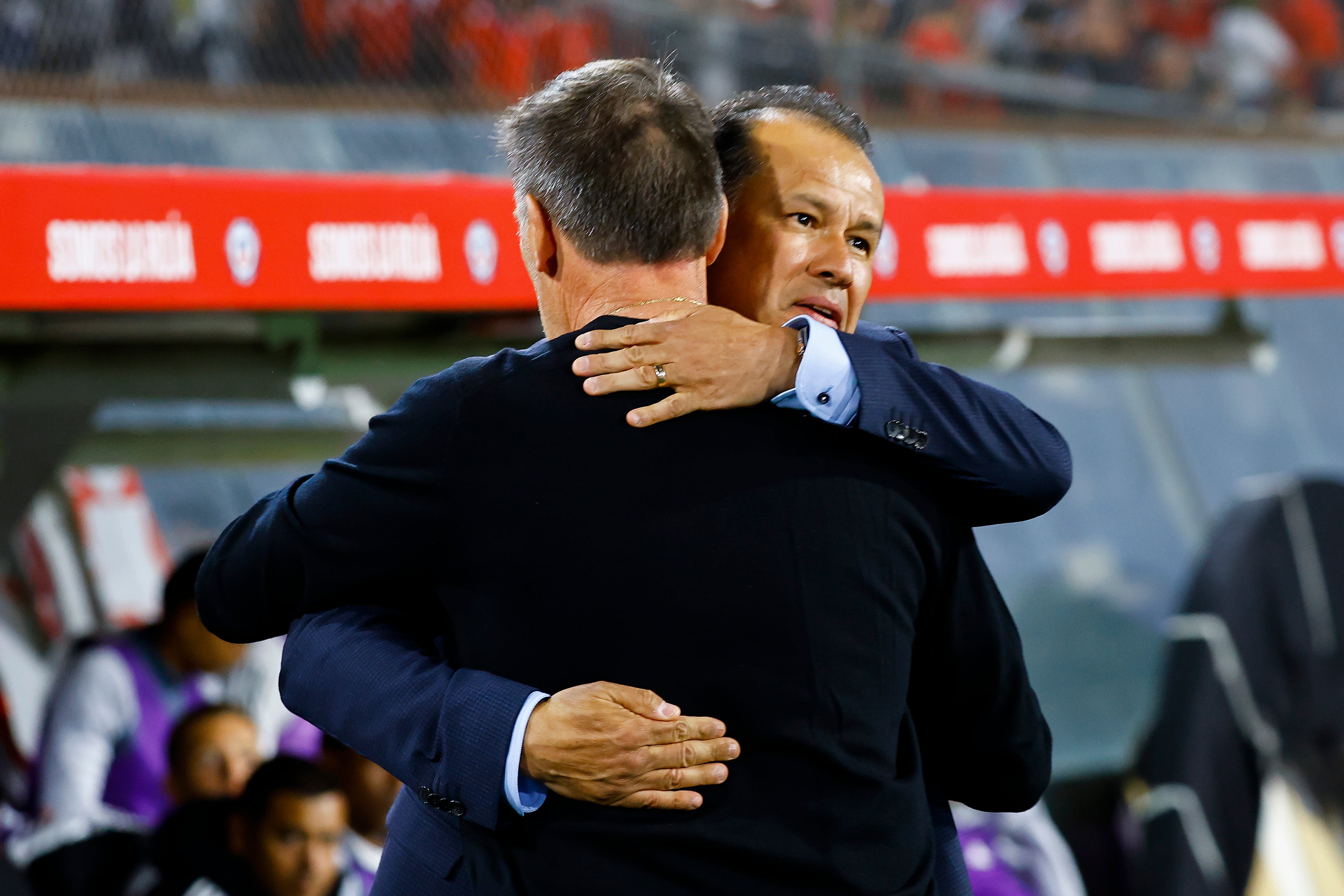 Juan Reynoso, seleccionador de Perú, y Eduardo Berizzo, seleccionador de Chile, se abrazan antes del partido de clasificación para la Copa Mundial de la FIFA 2026 entre Chile y Perú en el Estadio Monumental David Arellano el 12 de octubre de 2023 en Santiago, Chile.