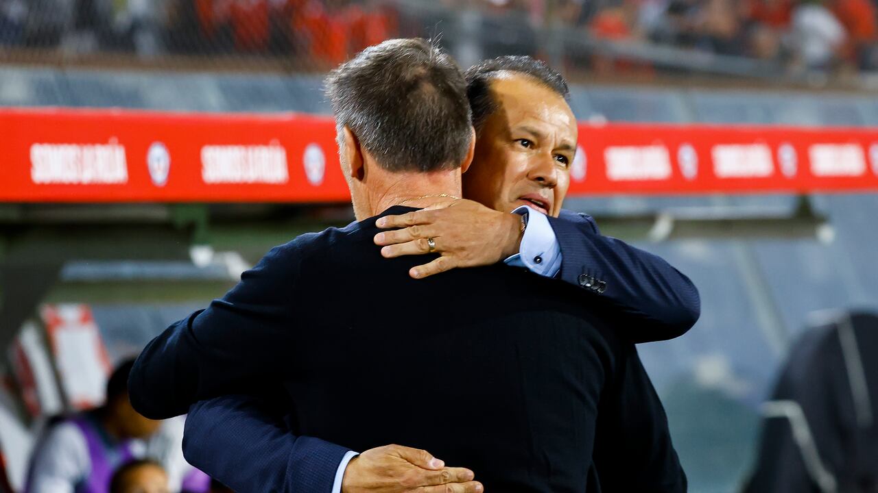 Juan Reynoso, seleccionador de Perú, y Eduardo Berizzo, seleccionador de Chile, se abrazan antes del partido de clasificación para la Copa Mundial de la FIFA 2026 entre Chile y Perú en el Estadio Monumental David Arellano el 12 de octubre de 2023 en Santiago, Chile.