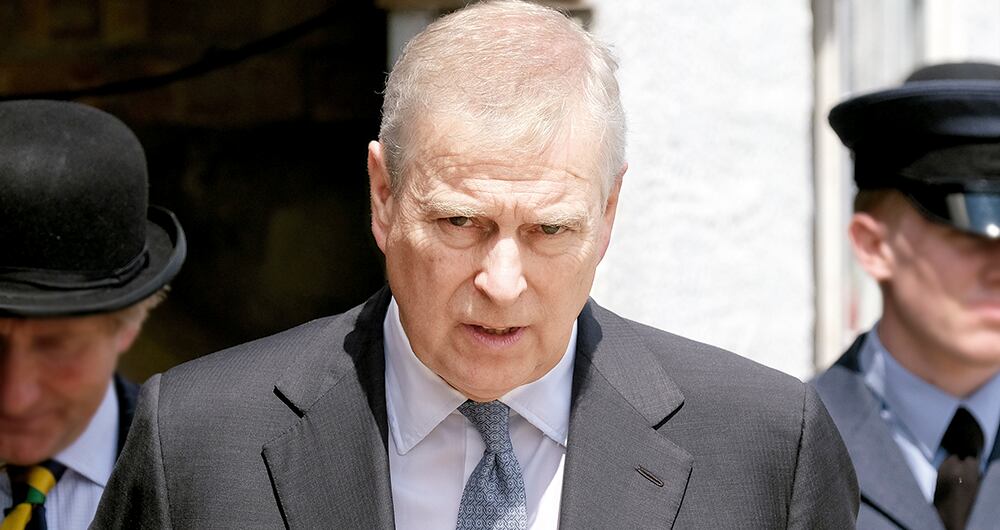 Andrés perdió su trabajo en la realeza por el caso Epstein. La reina también le quitó sus honores militares y no ha vuelto a aparecer en eventos oficiales.